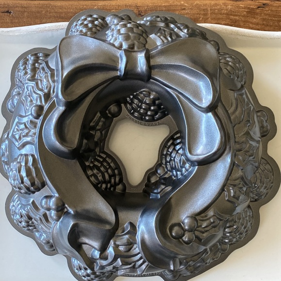 Nordic Ware Holiday Wreath Bundt Cake Pan in Williams Sonoma Gift Box - Picture 8 of 10